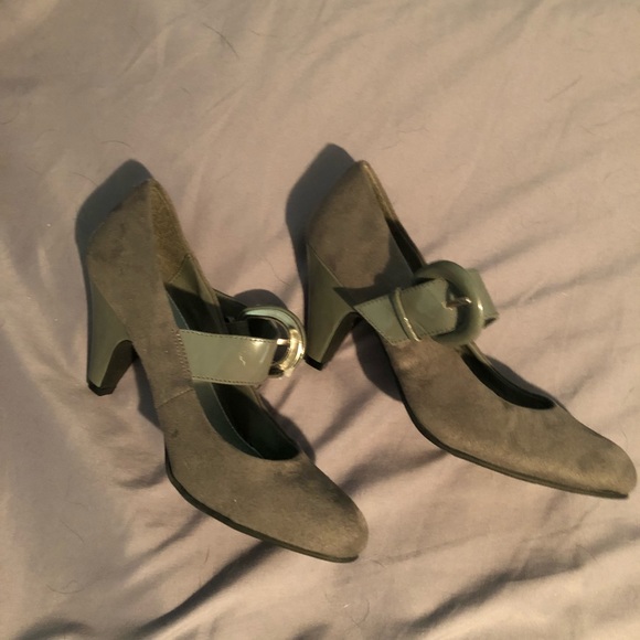 Jaclyn Smith grey pumps - Picture 2 of 3